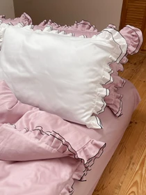 Наволочка з рюшами молочна з чорним кантом Cozy модель 11504557 Фото