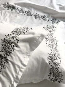 Підковдра біла з вишитими сірими гілками Cozy модель 10135311 Фото