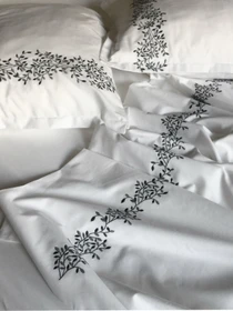 Підковдра біла з вишитими сірими гілками Cozy модель 10135311 Фото