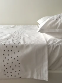 Підковдра біла з вишитими сірими зірками Cozy модель 10135338 Фото