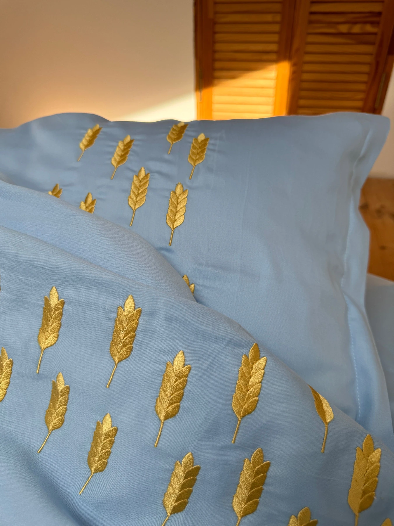 Підковдра небесно-блакитна з вишитими золотими колосками Cozy модель 10494075 Фото