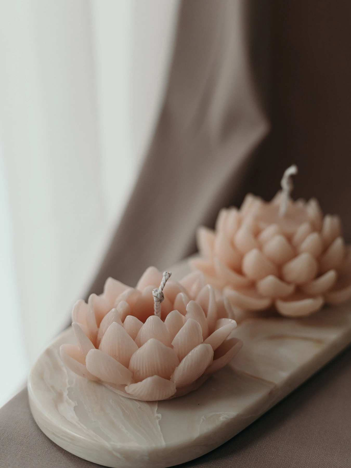 Ароматична свічка "Водяна лілія", аромат - Sea Salt and Orchid, з натурального бджолиного воску Candle Design модель 120.3015 Фото