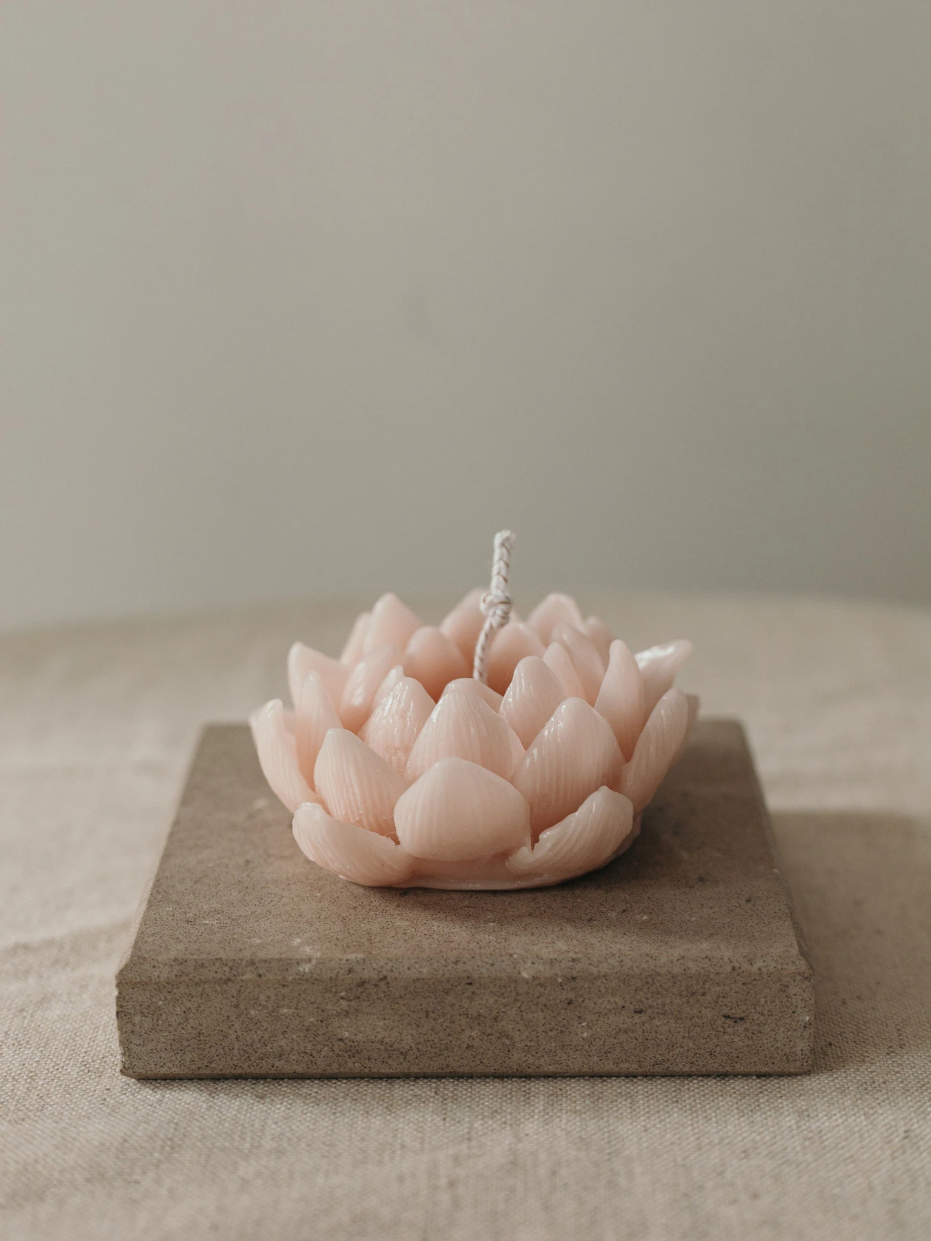Ароматична свічка "Водяна лілія", аромат - Sea Salt and Orchid, з натурального бджолиного воску Candle Design модель 120.3015 Фото