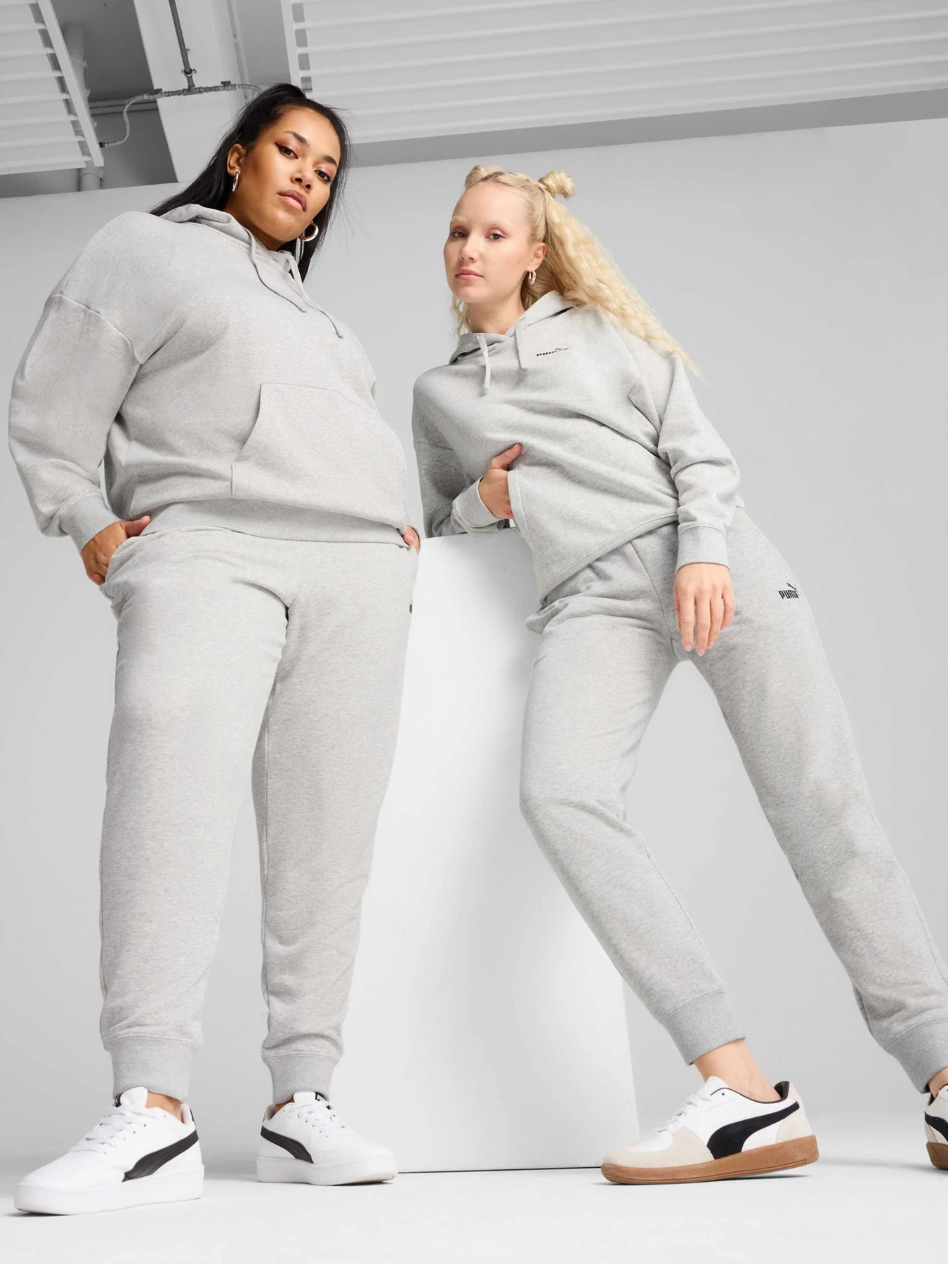 Штани PUMA Ess No. 1 Logo Sweatpants модель 682450 Фото