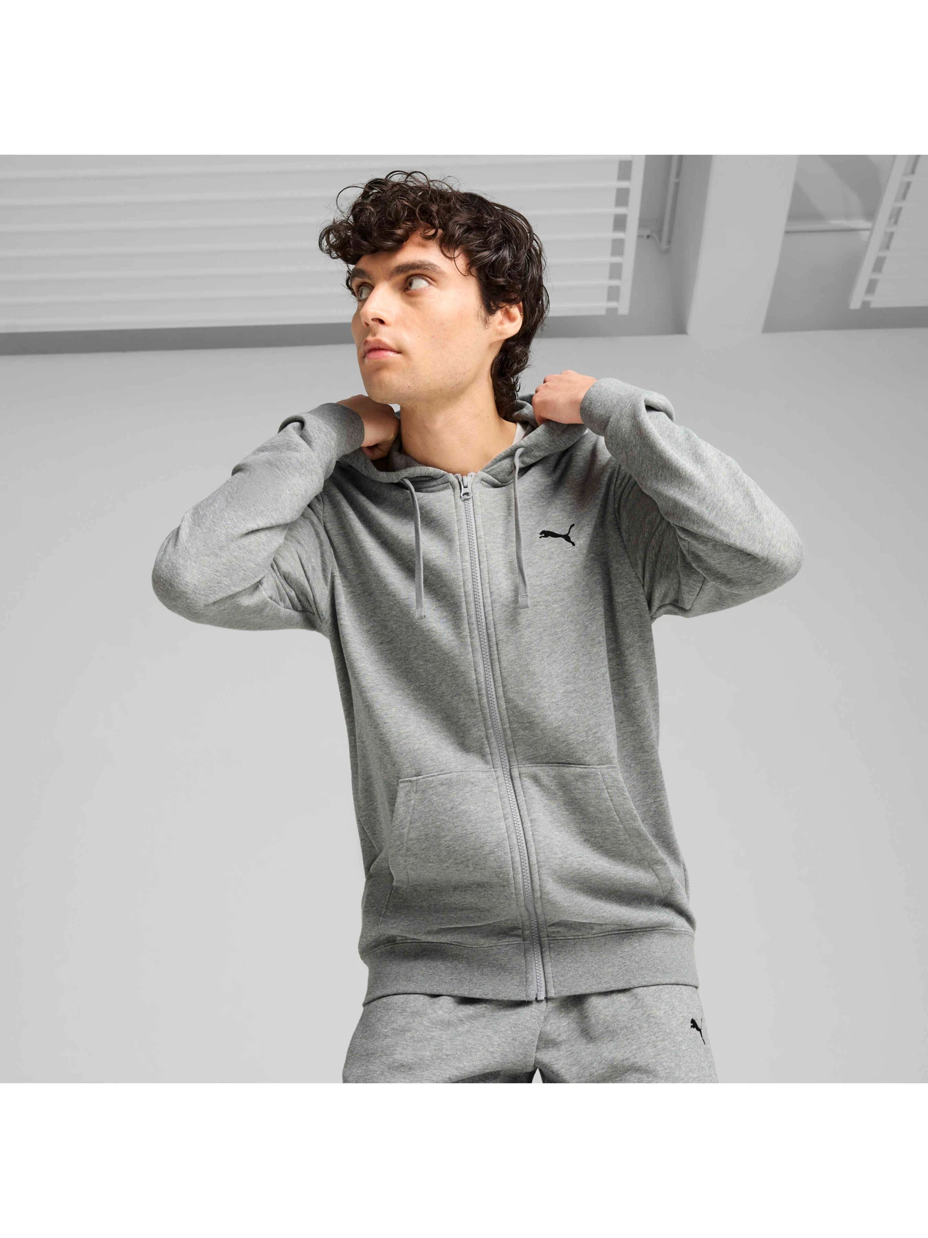 Худи и свитшоты PUMA Ess Full-zip Hoodie модель 682592 Худи и свитшоты PUMA Ess Full-zip Hoodie модель 682592 Фото