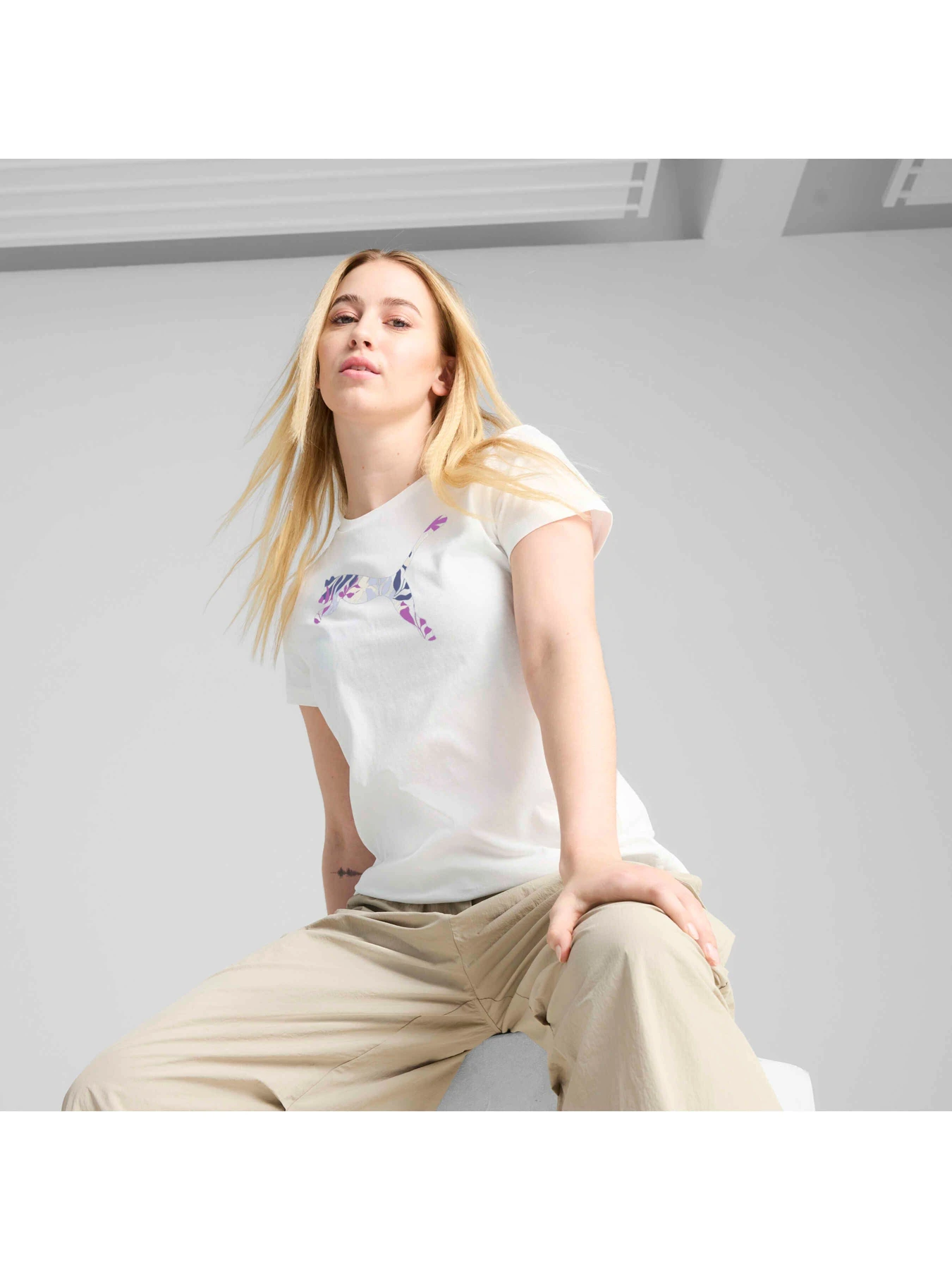 Футболки и поло PUMA Graphics Floral Cat Logo Tee модель 685081 Футболки и поло PUMA Graphics Floral Cat Logo Tee модель 685081 Фото
