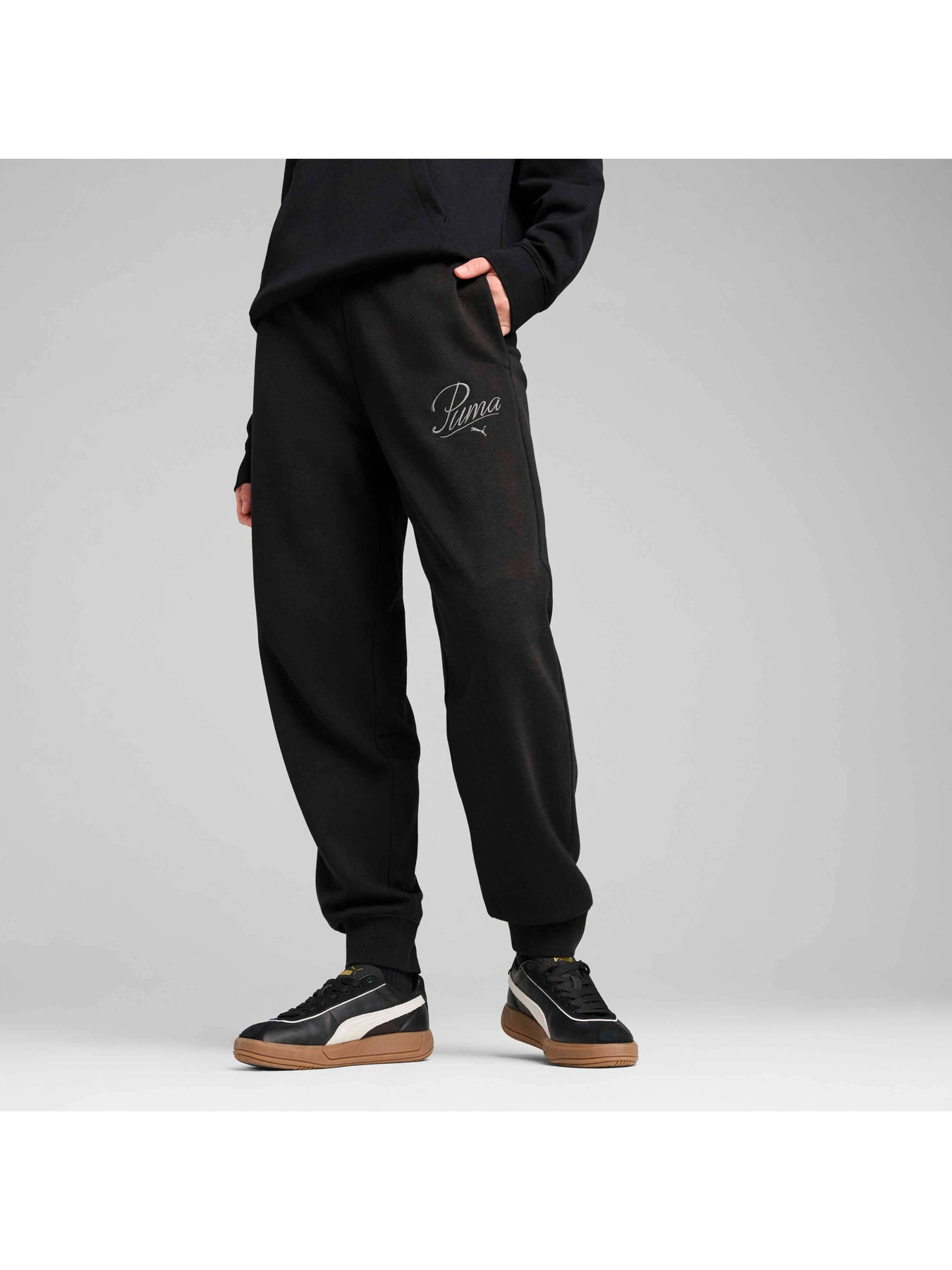 Штани PUMA Script Comfort Sweatpants модель 684985 Штани PUMA Script Comfort Sweatpants модель 684985 Фото
