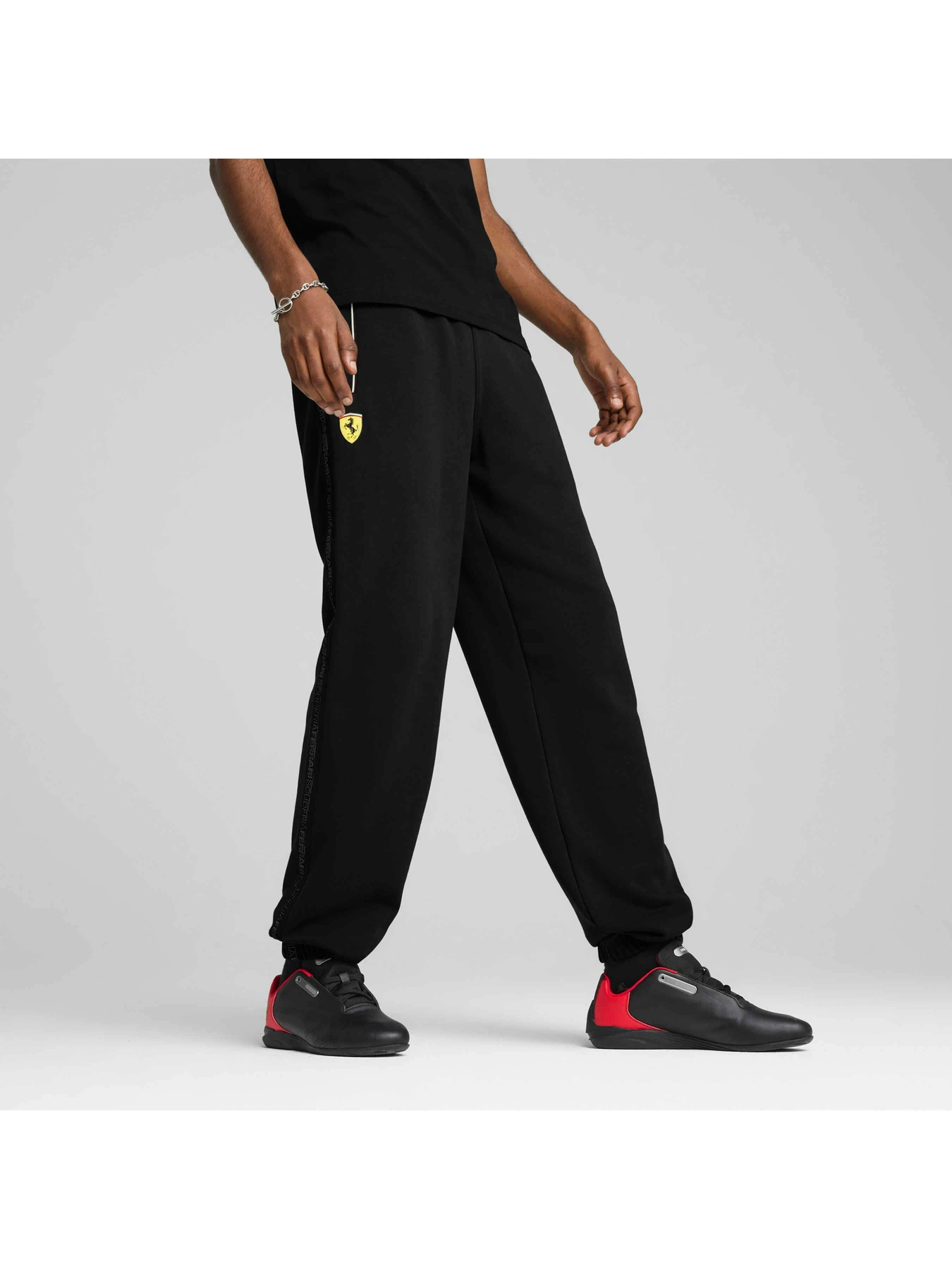 Брюки PUMA Ferrari Race Sweatpants модель 630183 Брюки PUMA Ferrari Race Sweatpants модель 630183 Фото