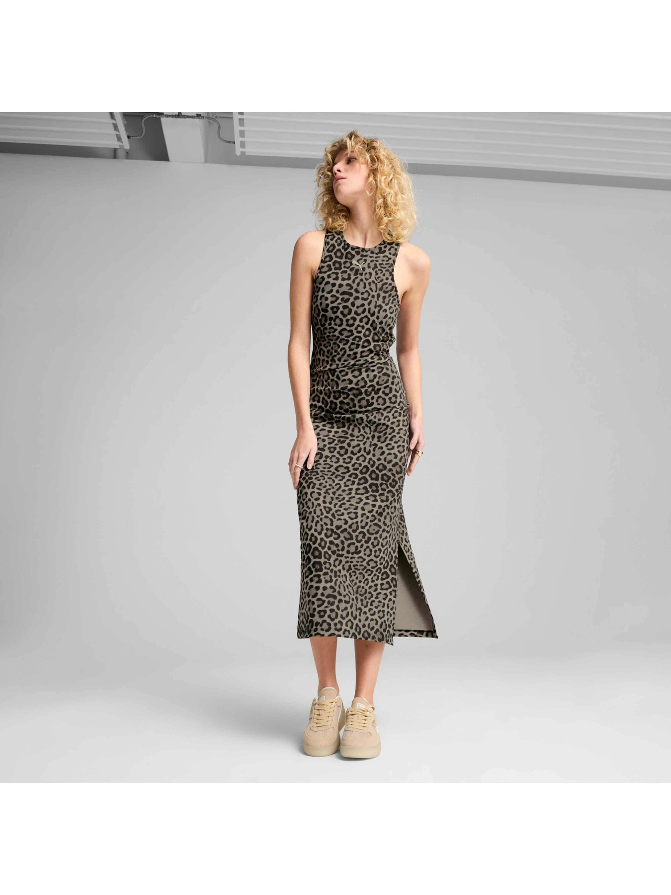 Платья PUMA Leo Luxe Slim Aop Dress модель 632339 Платья PUMA Leo Luxe Slim Aop Dress модель 632339 Фото