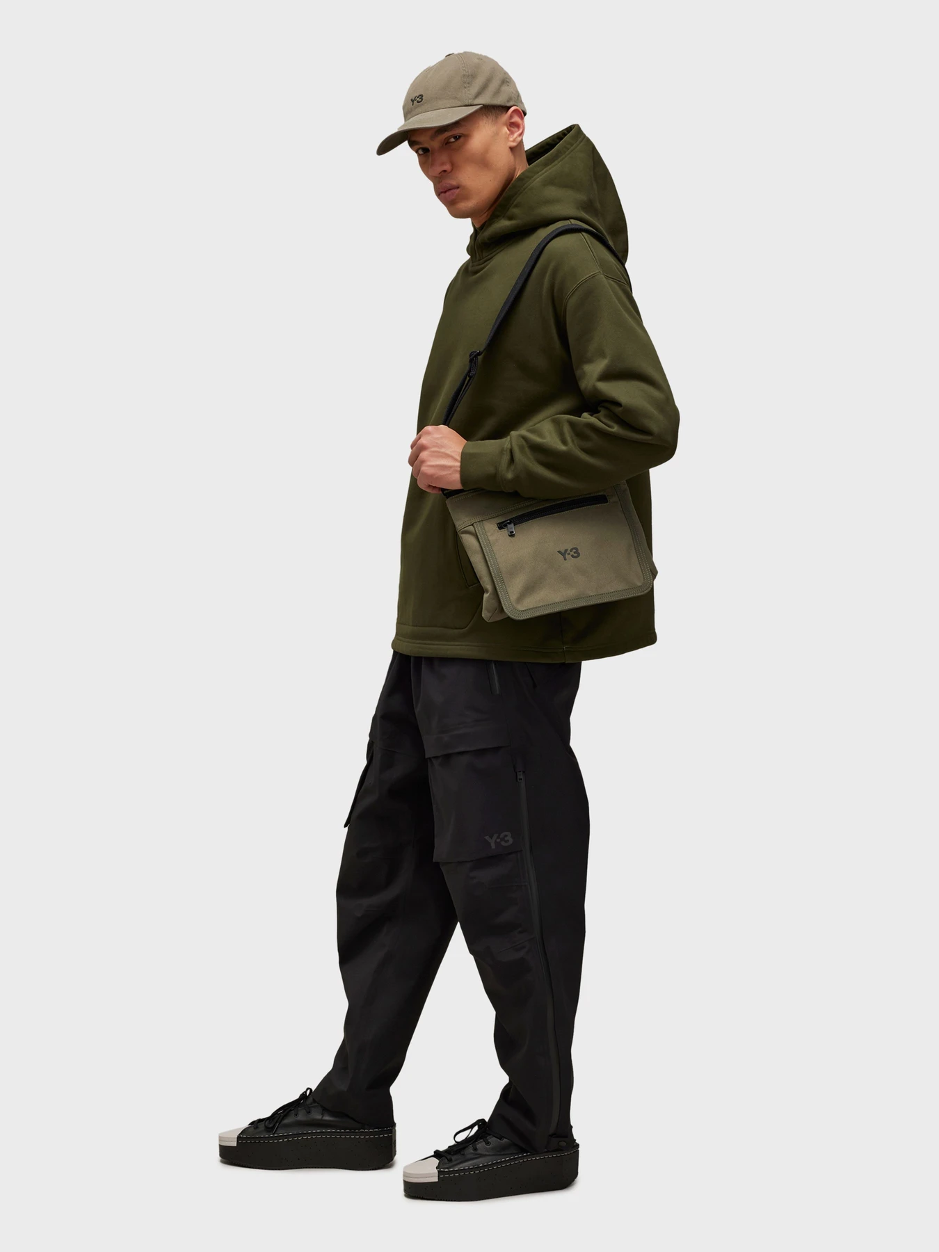Худи и свитшоты Adidas модель IW0076 Худи и свитшоты Adidas модель IW0076 Фото