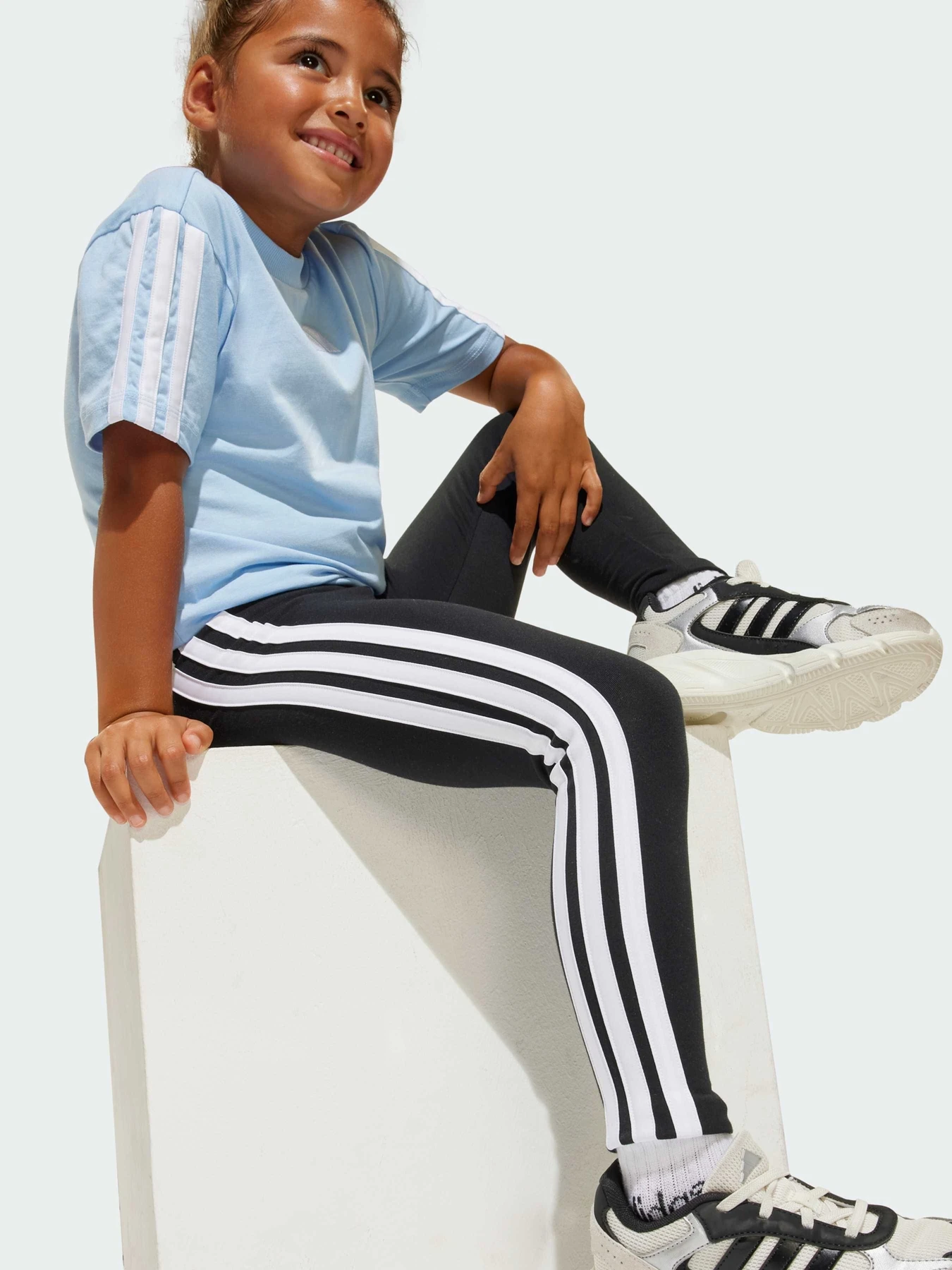 Штани Adidas модель JE0313 Штани Adidas модель JE0313 Фото