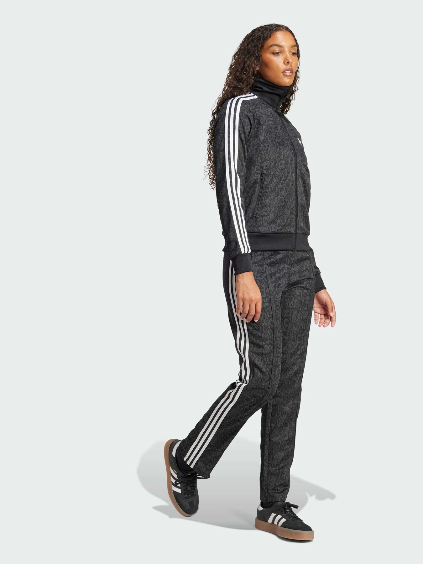 Худі та світшоти Adidas Graphics модель JI8404 Худі та світшоти Adidas Graphics модель JI8404 Фото