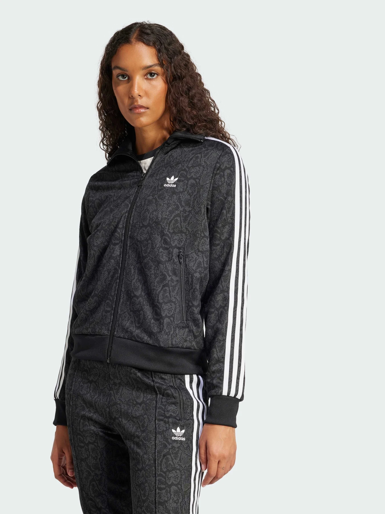 Худі та світшоти Adidas Graphics модель JI8404 Худі та світшоти Adidas Graphics модель JI8404 Фото