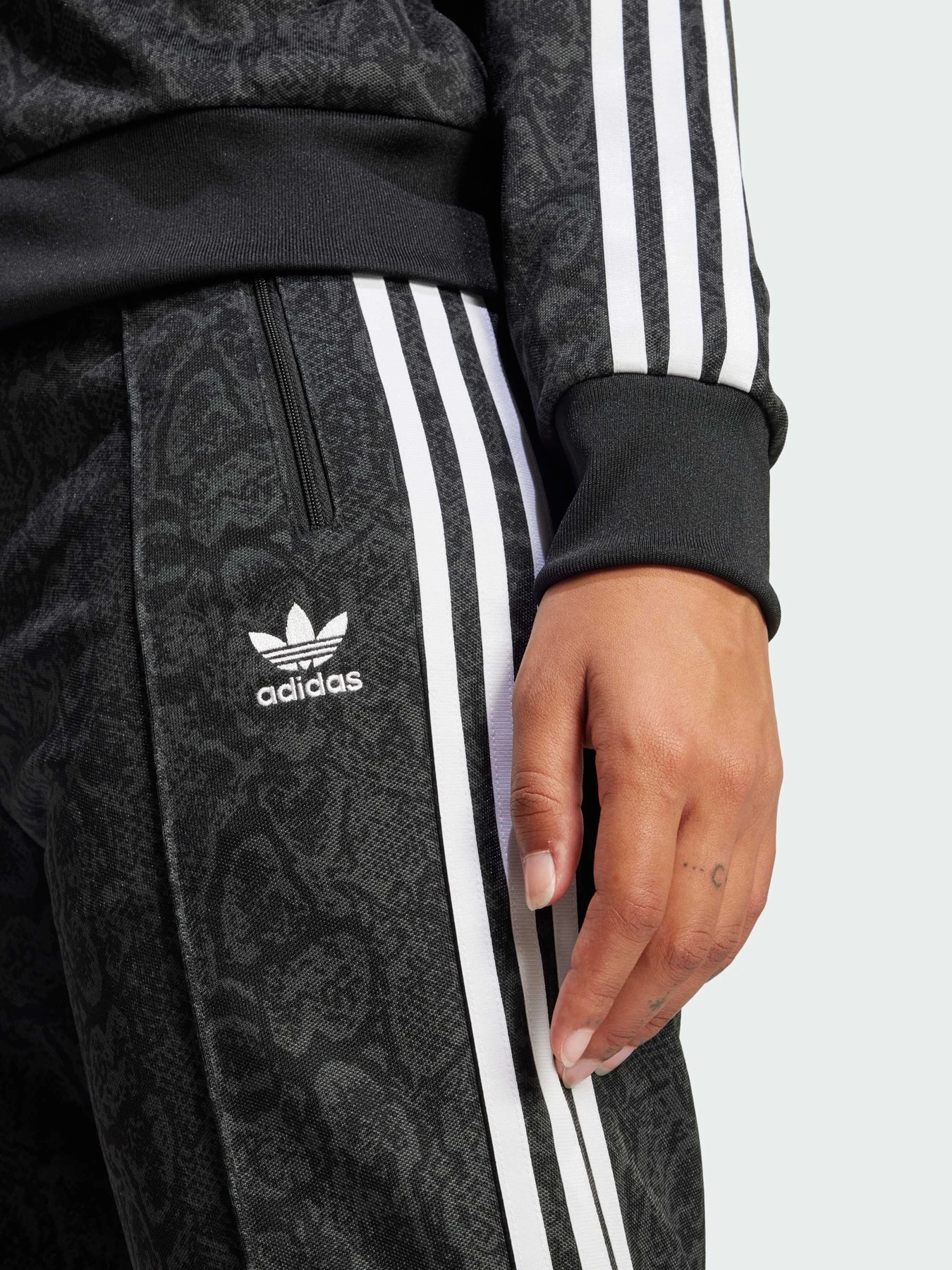Брюки Adidas Graphics модель JI8405 Фото