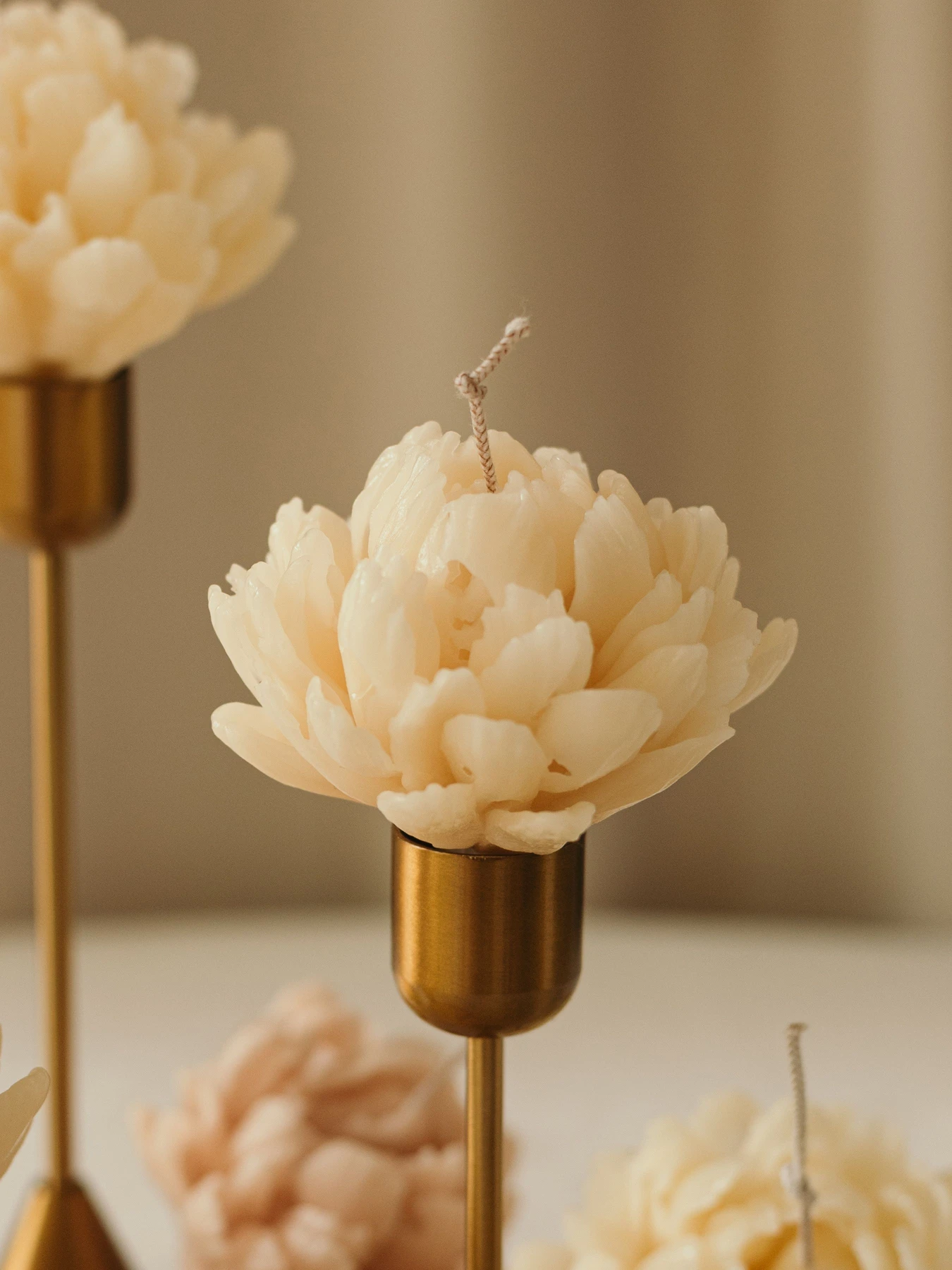 Ароматическая свеча "Пион махровый" + Золотой подсвечник Candle Design модель 120.3025/3026/3027 Ароматическая свеча "Пион махровый" + Золотой подсвечник Candle Design модель 120.3025/3026/3027 Фото