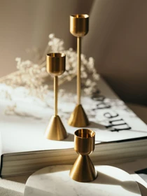 Ароматическая свеча "Пион махровый" + Золотой подсвечник Candle Design модель 120.3025/3026/3027 Фото