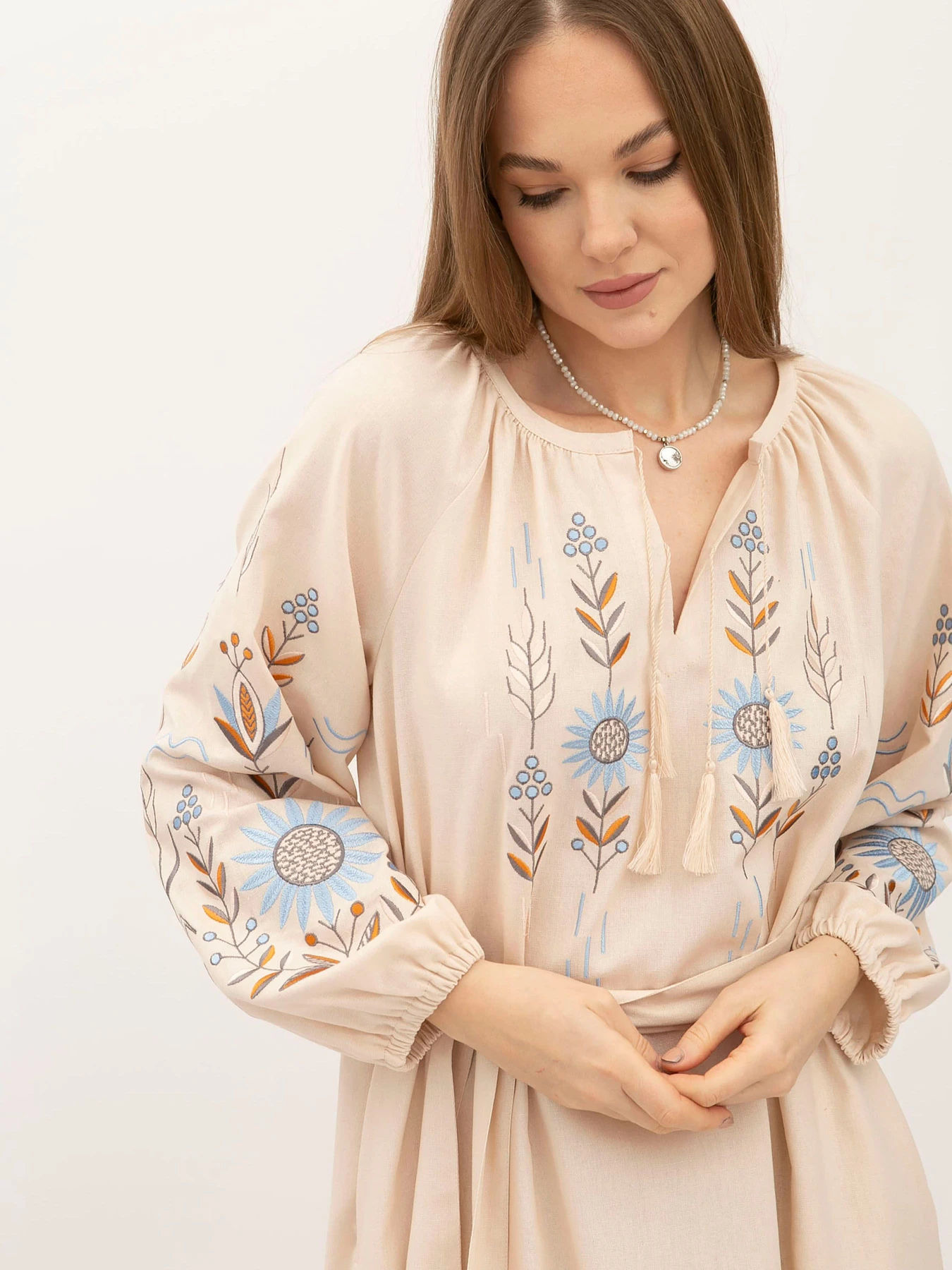 Платья Lesia модель Uzoma01BeigeWMNSDRSSLS Платья Lesia модель Uzoma01BeigeWMNSDRSSLS Фото