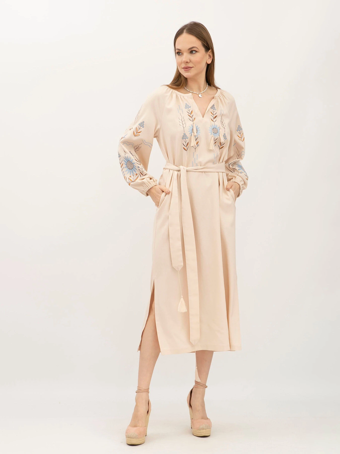Платья Lesia модель Uzoma01BeigeWMNSDRSSLS Платья Lesia модель Uzoma01BeigeWMNSDRSSLS Фото