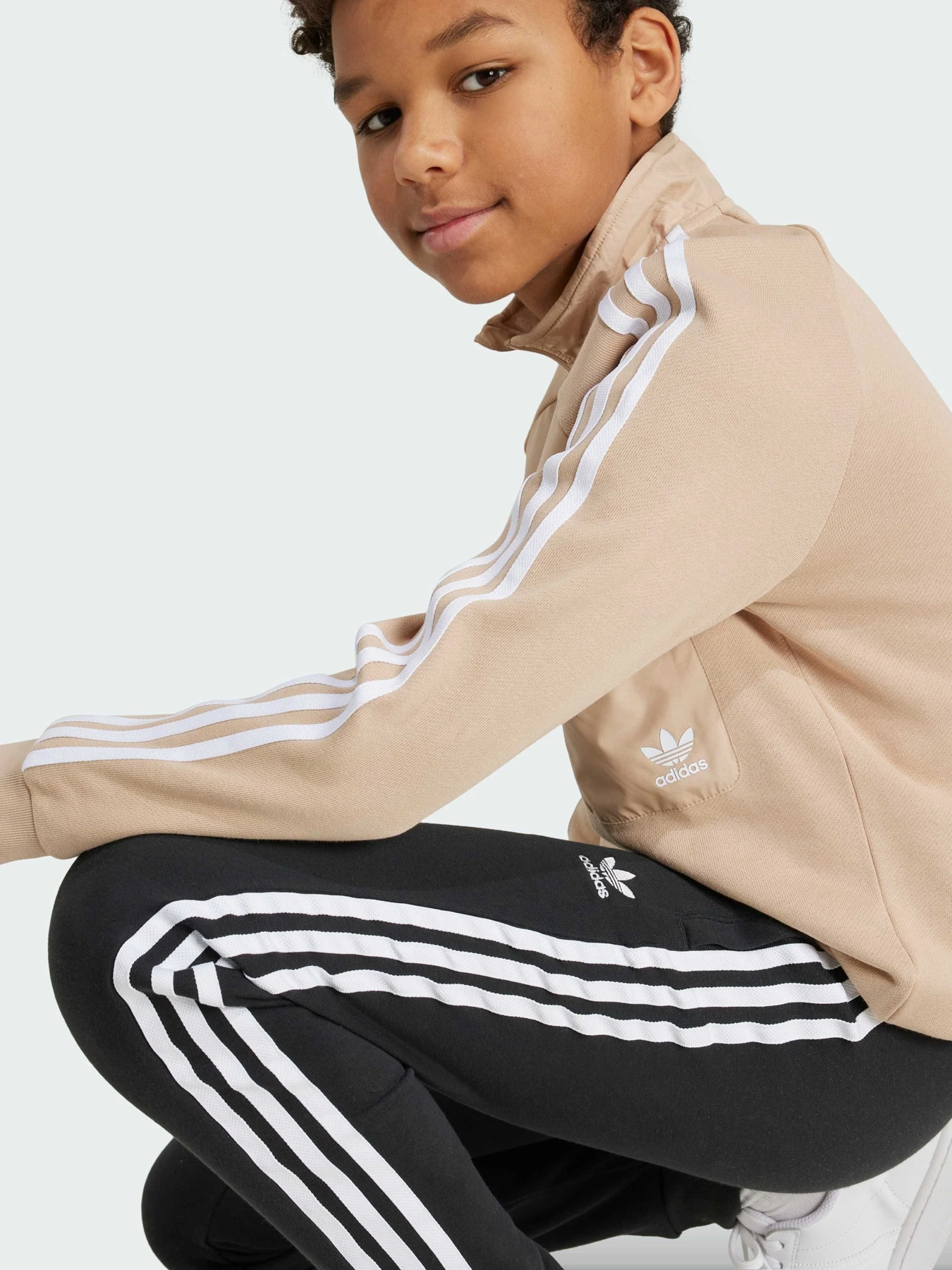 Брюки Adidas Adicolor модель IY7484 Брюки Adidas Adicolor модель IY7484 Фото