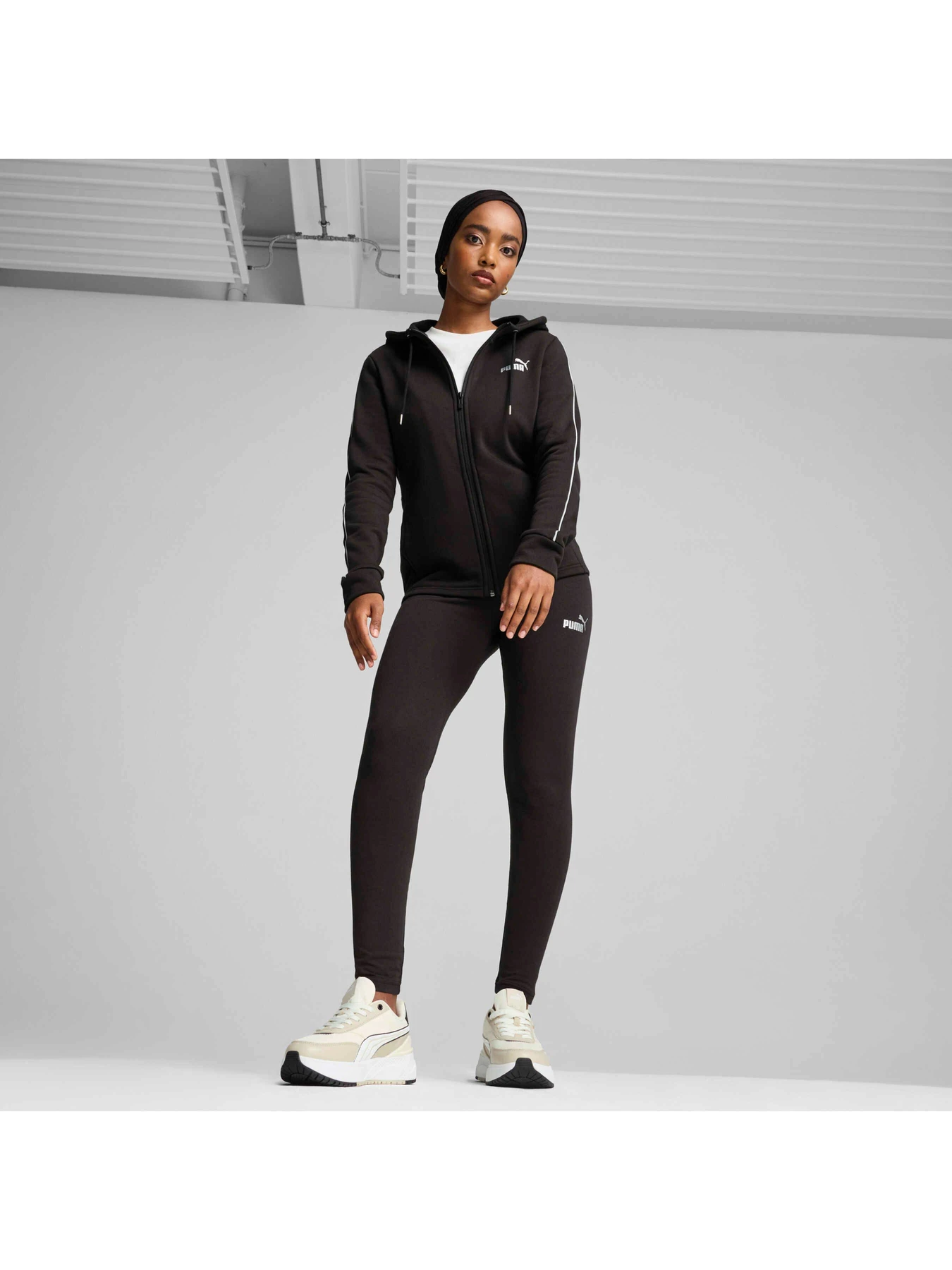Костюмы PUMA Metallic Tracksuit Fl модель 683046 Костюмы PUMA Metallic Tracksuit Fl модель 683046 Фото