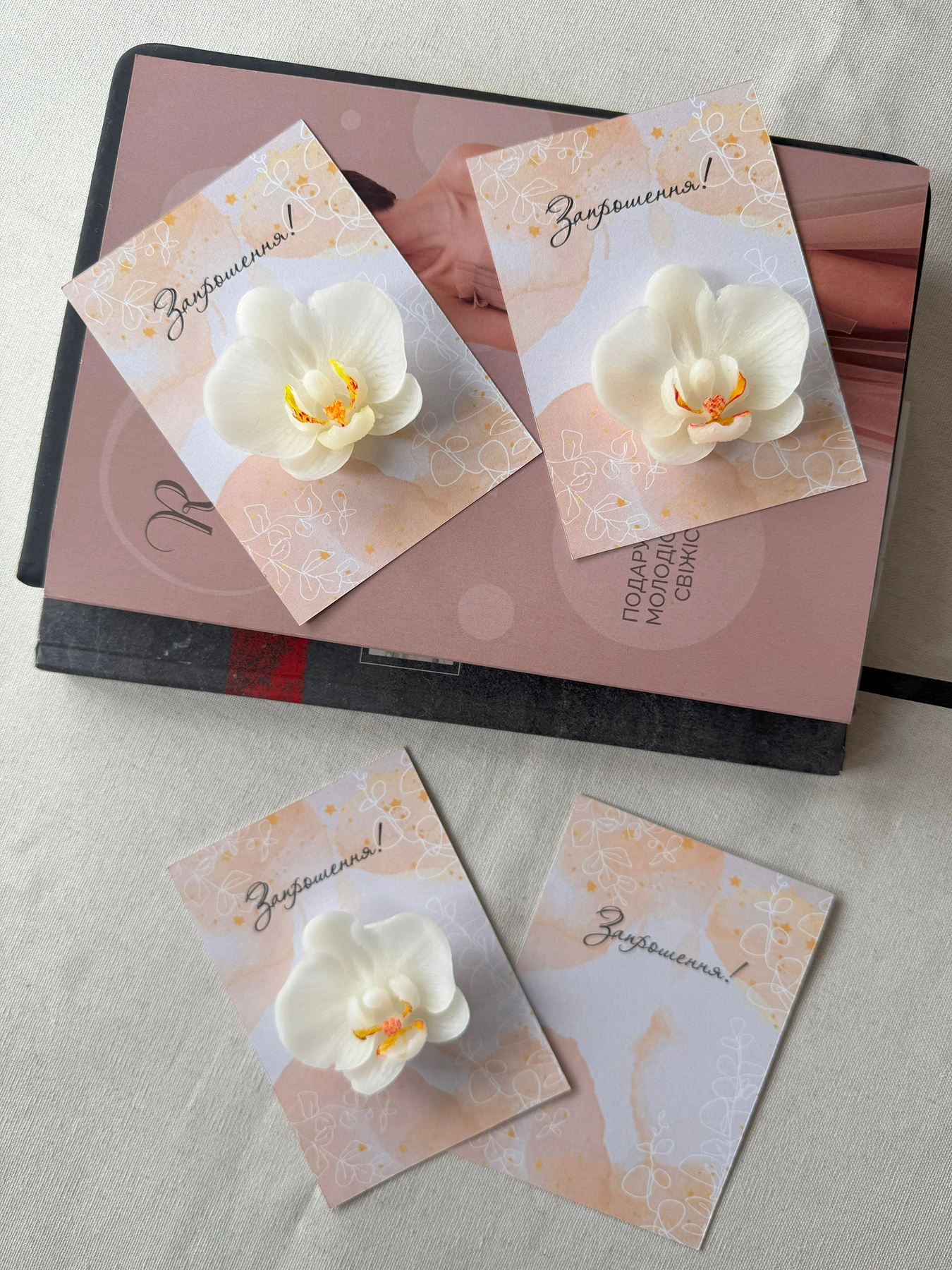 Святкове запрошення з аромасаше "Орхідея на листівці" Candle Design модель 220.0012 Фото
