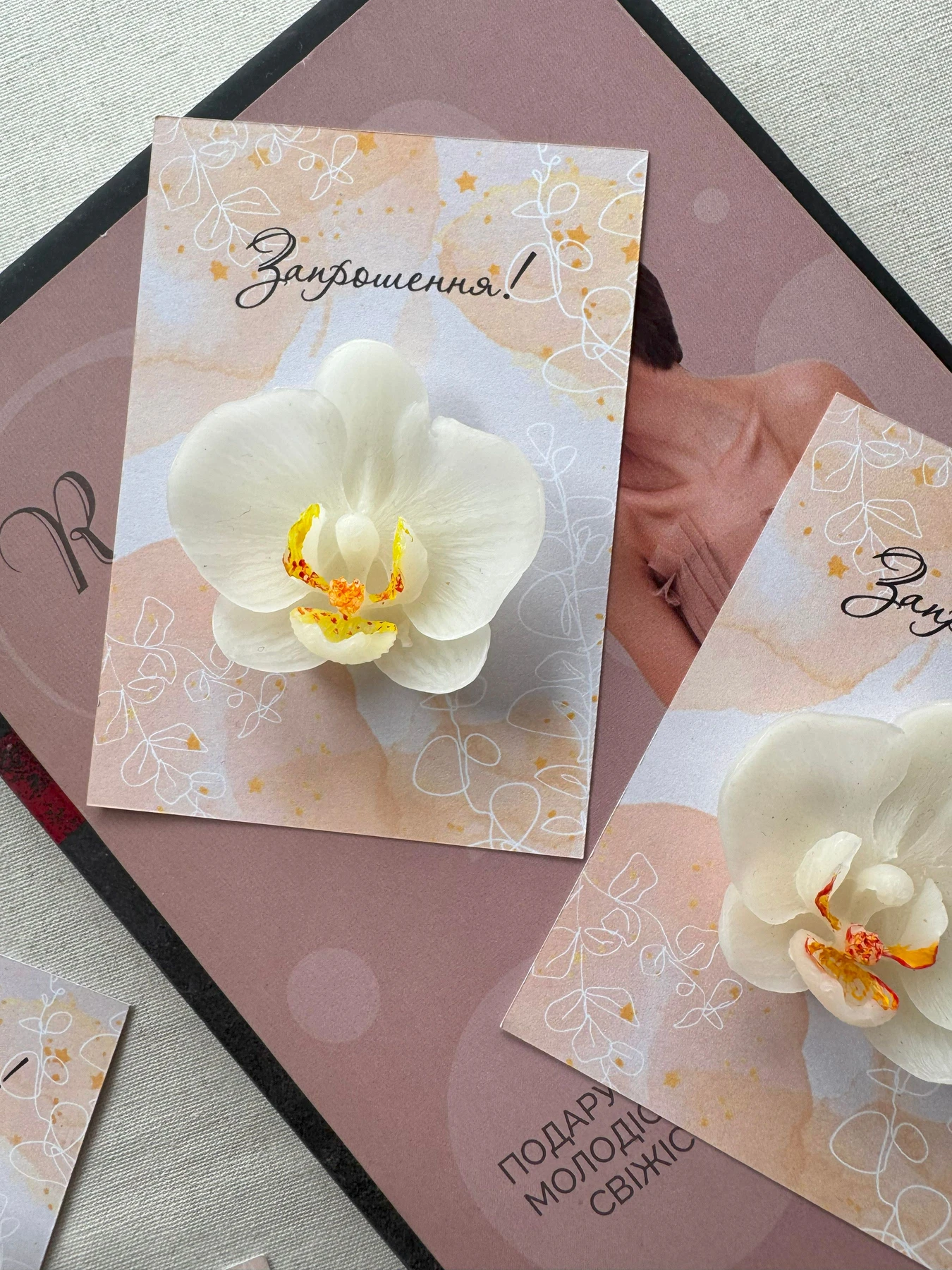 Святкове запрошення з аромасаше "Орхідея на листівці" Candle Design модель 220.0012 Фото