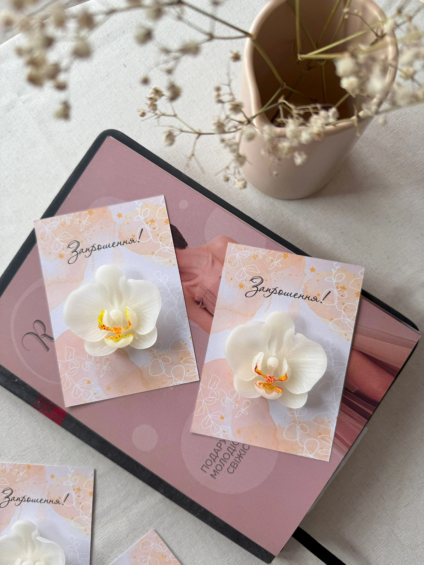 Святкове запрошення з аромасаше "Орхідея на листівці" Candle Design модель 220.0012 Фото
