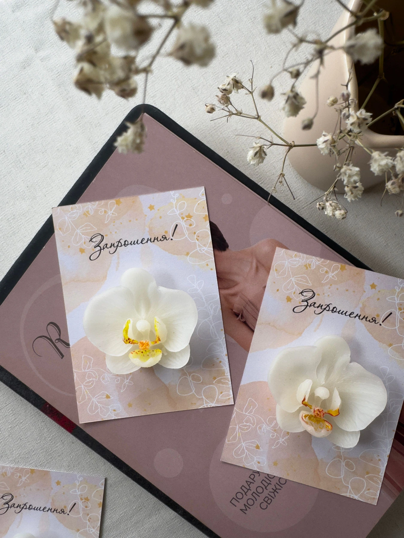 Святкове запрошення з аромасаше "Орхідея на листівці" Candle Design модель 220.0012 Фото