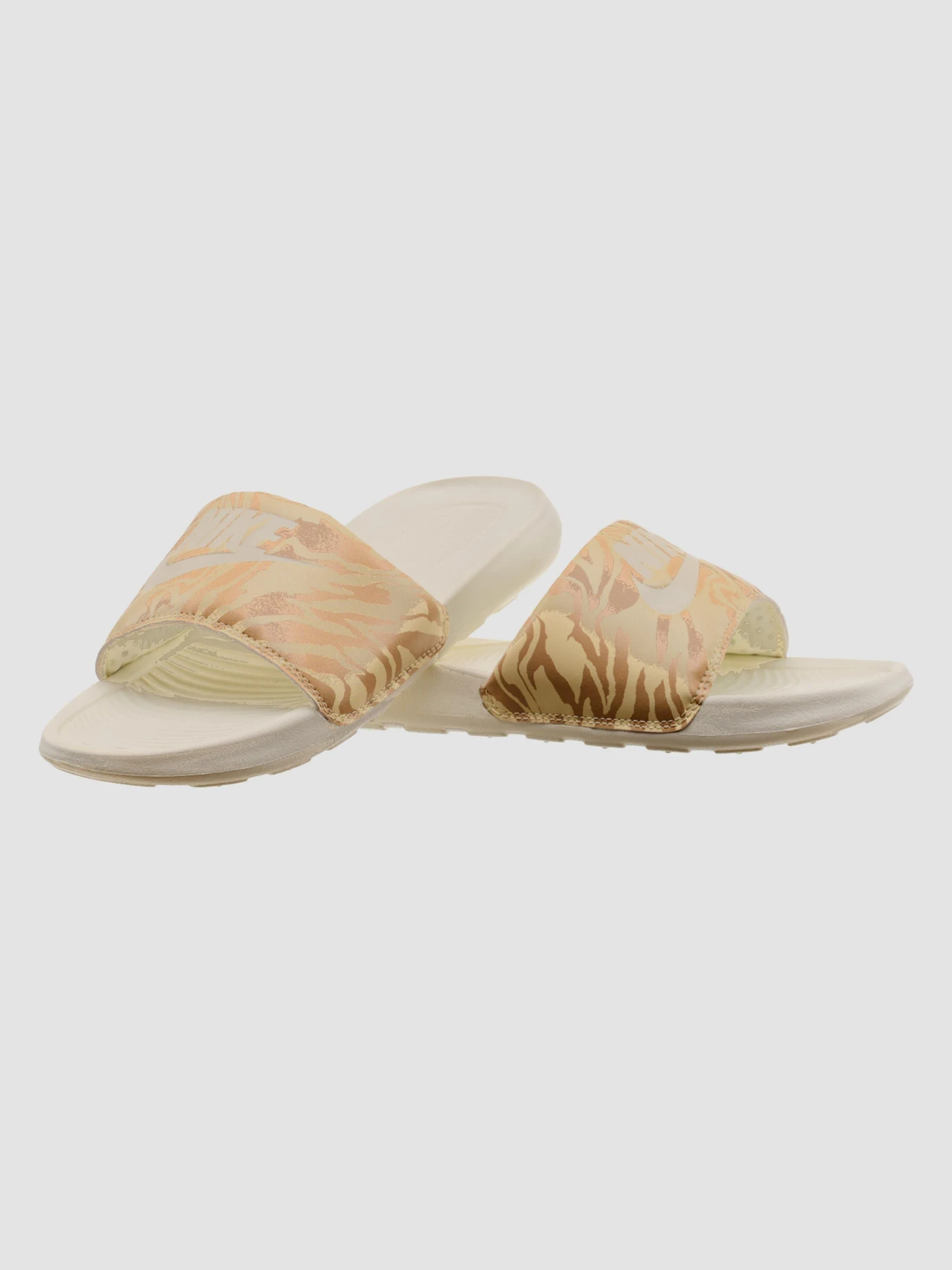 Шлёпанцы NIKE Victori One Slide модель CN9676-105 Шлёпанцы NIKE Victori One Slide модель CN9676-105 Фото