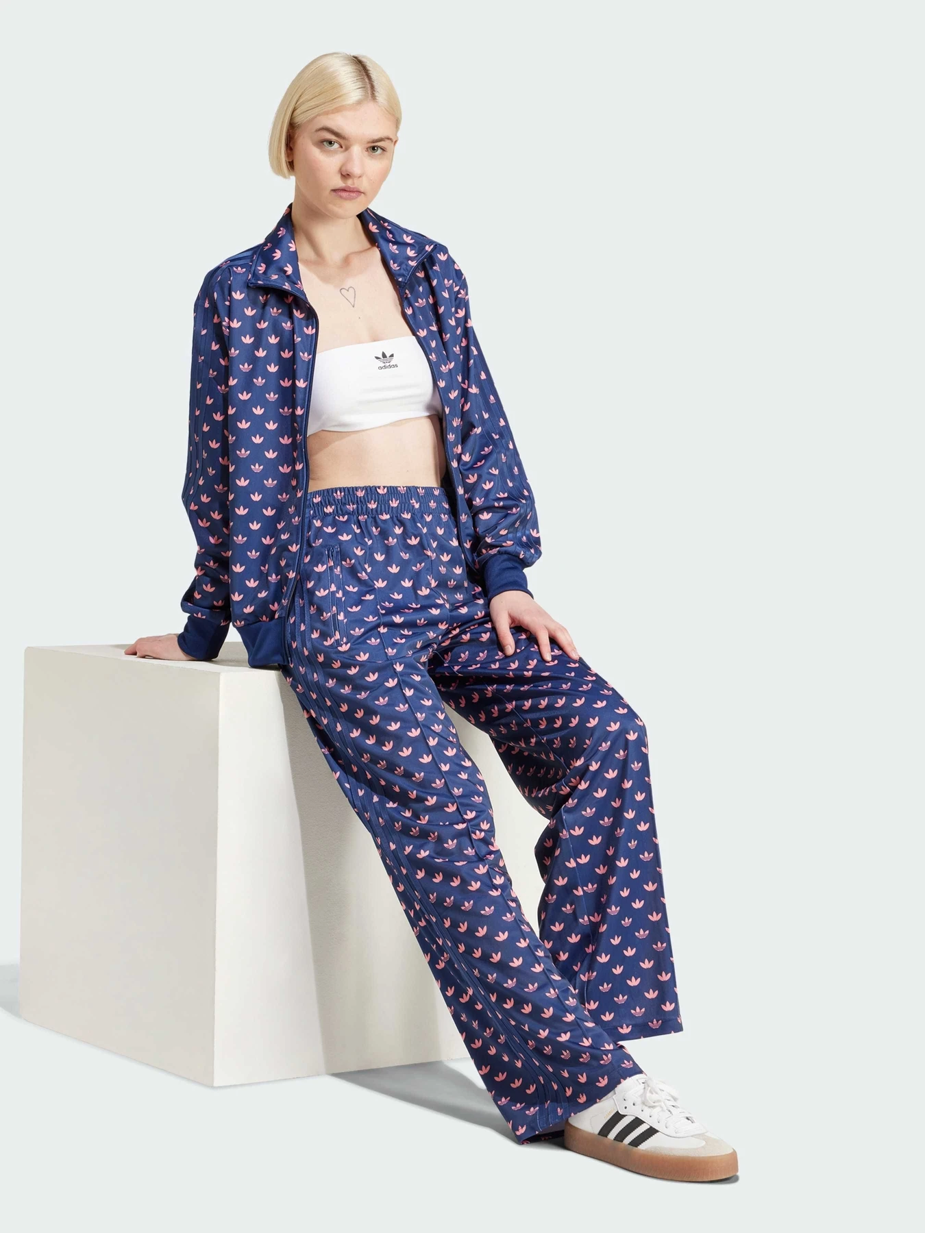 Худи и свитшоты Adidas Graphics модель IY0325 Худи и свитшоты Adidas Graphics модель IY0325 Фото