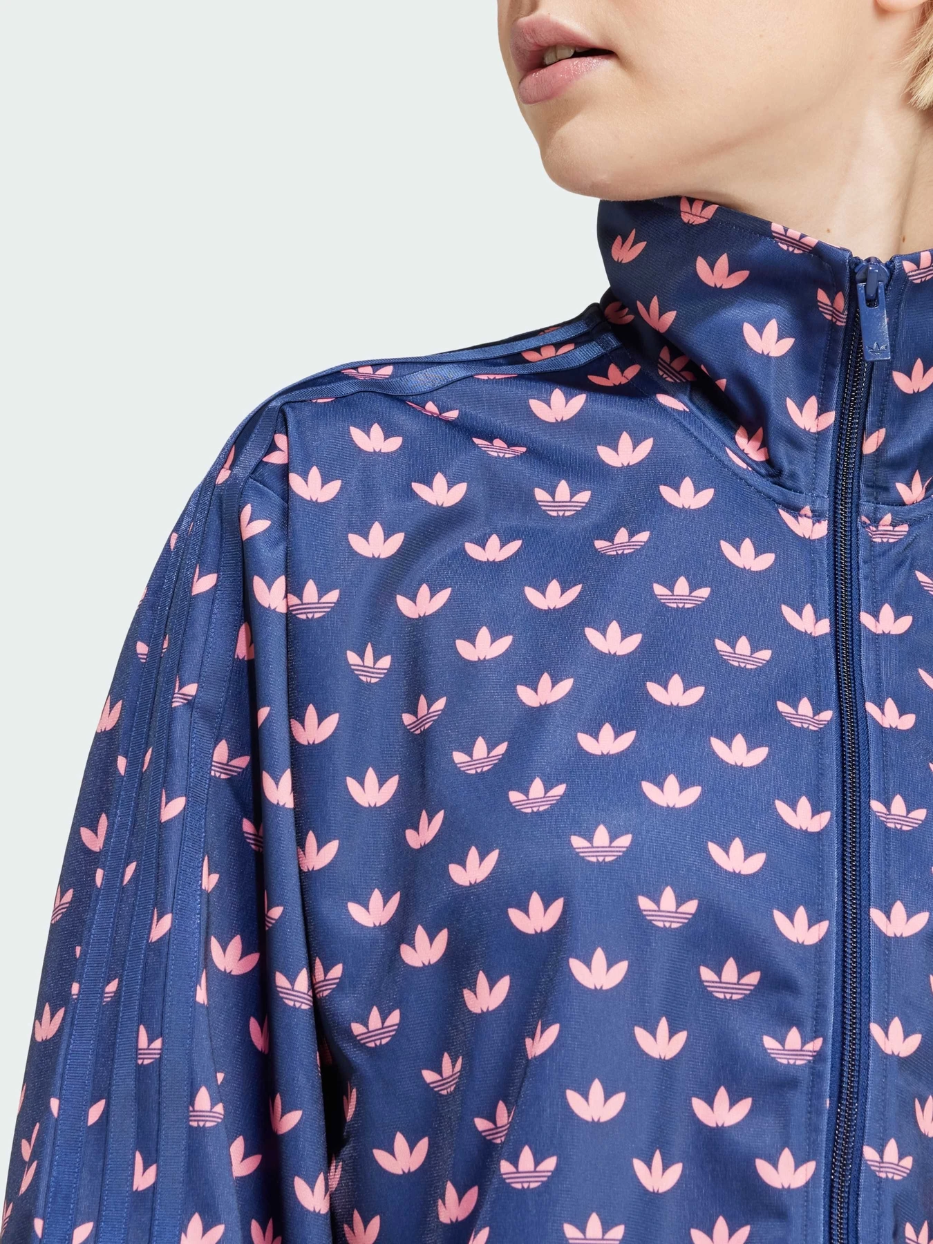 Худи и свитшоты Adidas Graphics модель IY0325 Худи и свитшоты Adidas Graphics модель IY0325 Фото