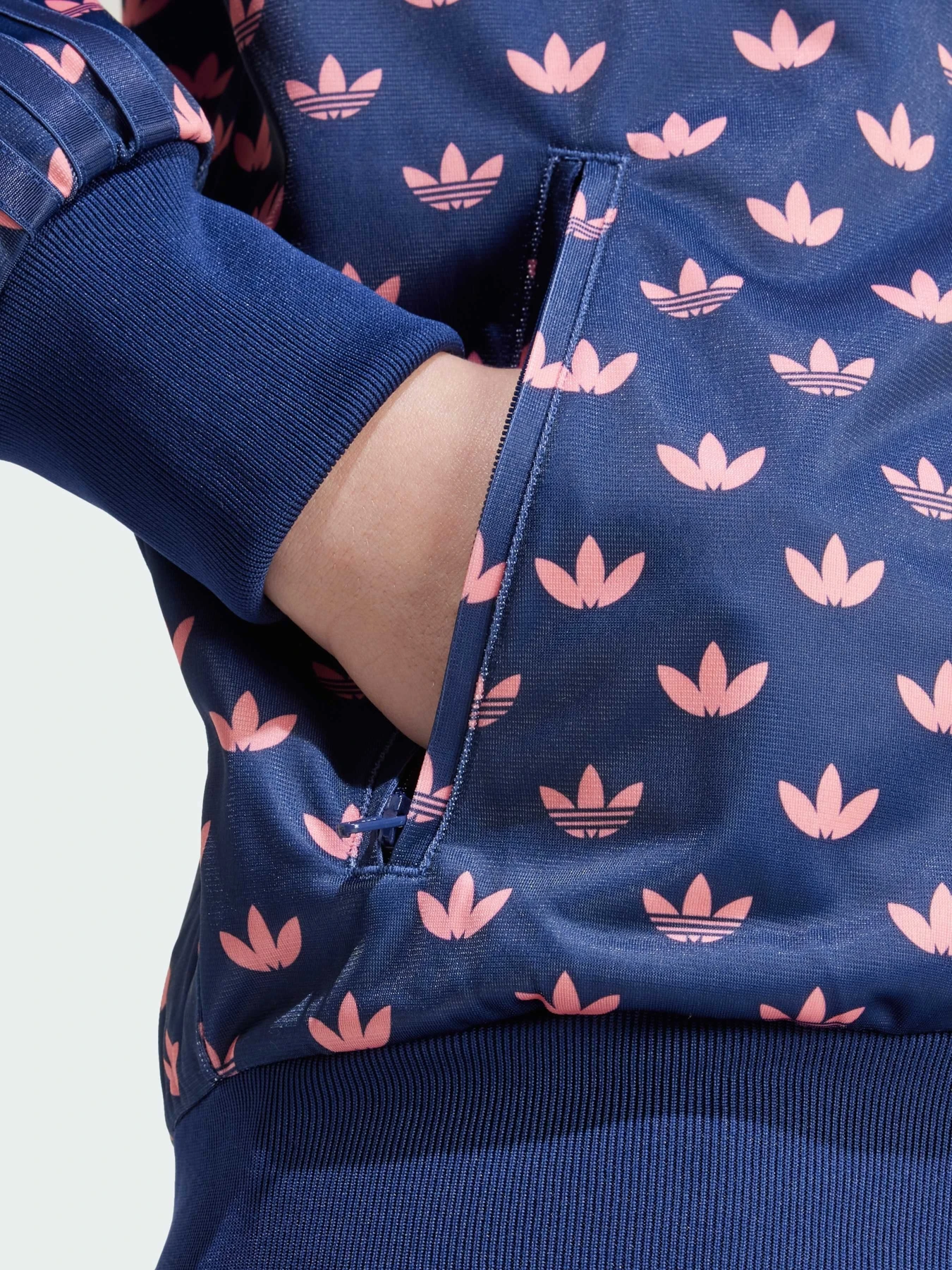 Худи и свитшоты Adidas Graphics модель IY0325 Худи и свитшоты Adidas Graphics модель IY0325 Фото