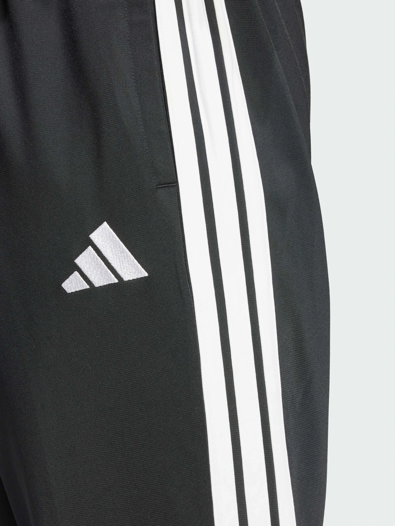 Костюмы Adidas 3 Stripes модель JI8858 Костюмы Adidas 3 Stripes модель JI8858 Фото