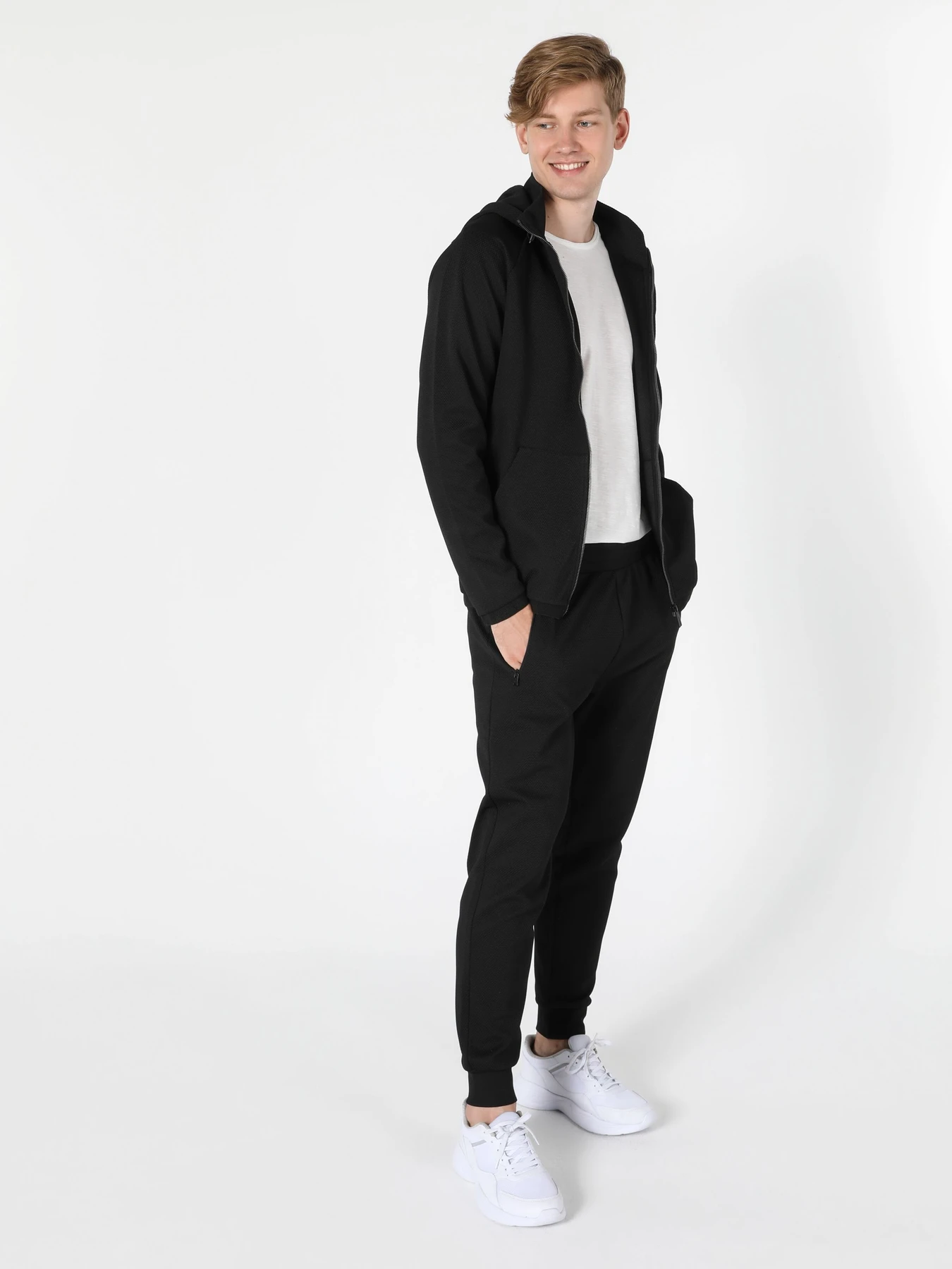 Худи и свитшоты Colin’s модель CL1055967_Q1.V1_BLK Фото