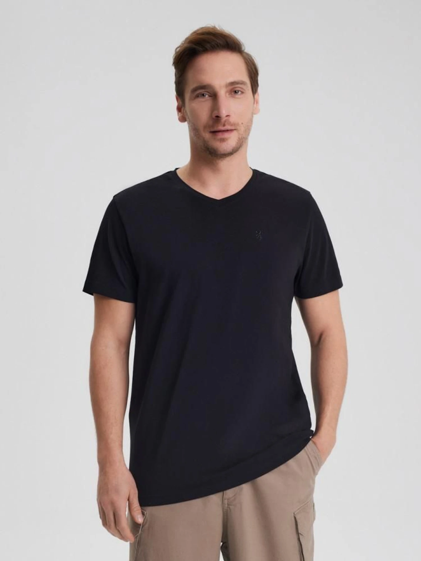 Футболки и поло DIVERSE V Neck модель 10043940 Футболки и поло DIVERSE V Neck модель 10043940 Фото