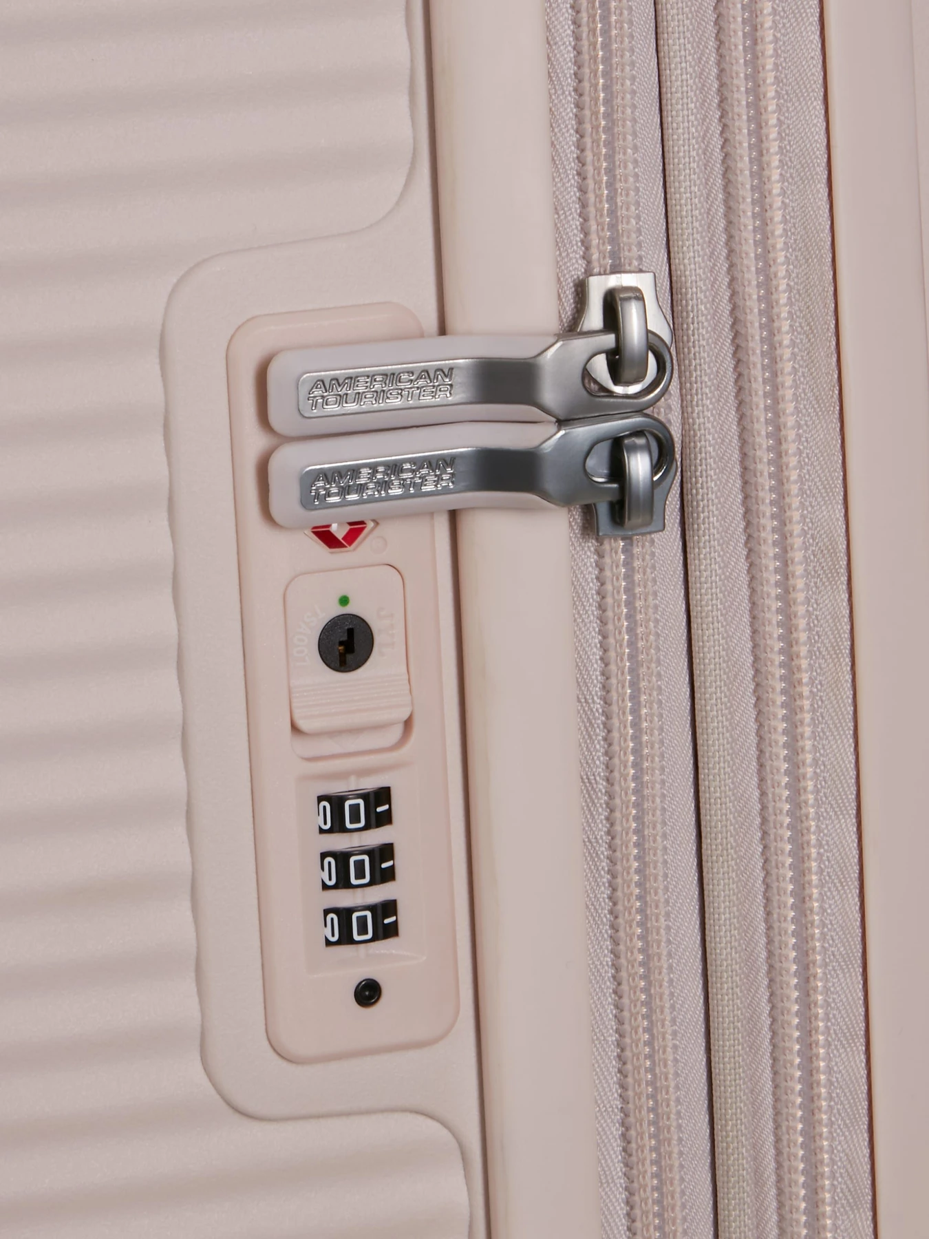 Дорожні сумки та валізи American Tourister модель 32G03001 Фото
