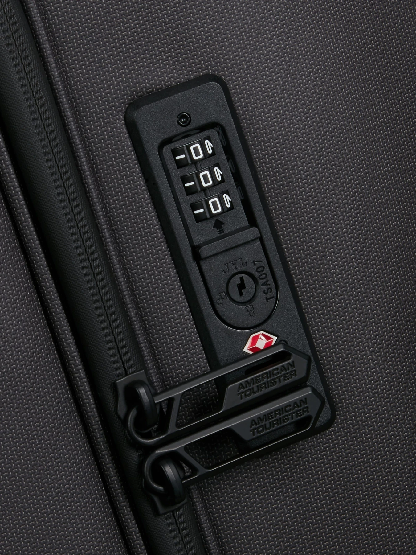 Дорожні сумки та валізи American Tourister модель MD119210 Фото