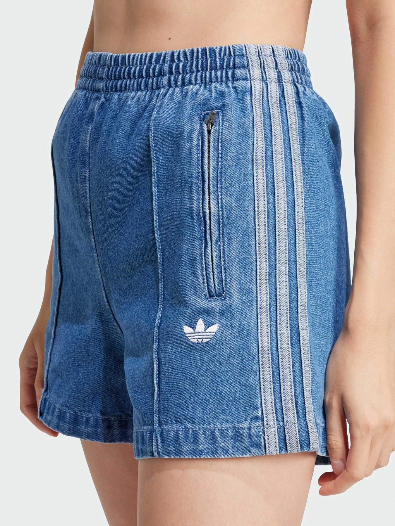 Шорти Adidas Adicolor модель JD2562 Шорти Adidas Adicolor модель JD2562 Фото