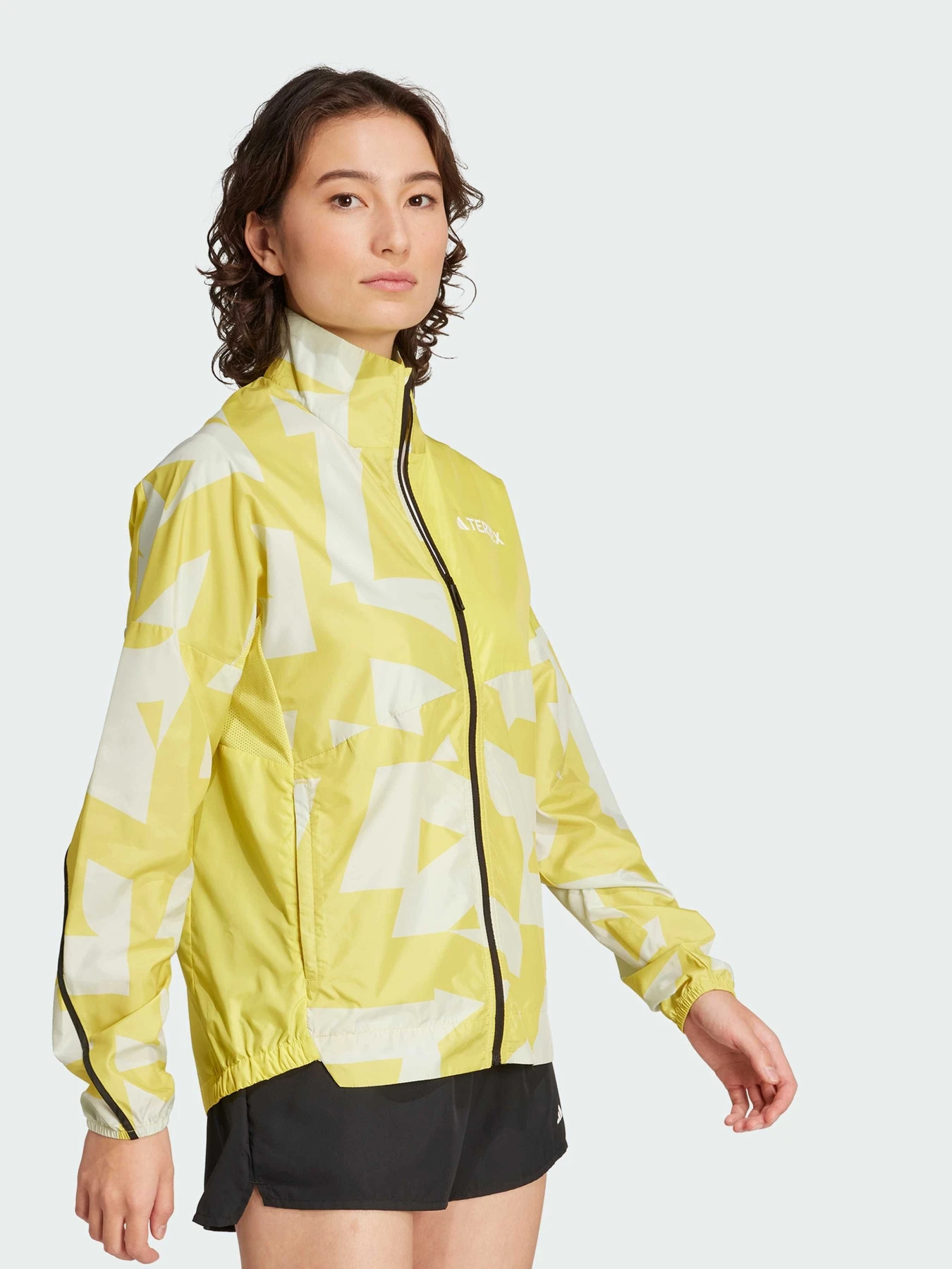 Куртки та дублянки Adidas модель JF1502 Фото