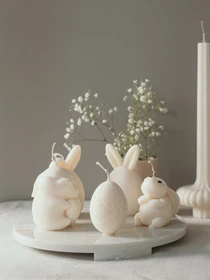 Ароматична свічка "Зайченя з сердечком", аромат - Орхідея та морська сіль, з натурального оливкового воску Candle Design модель 140.2011 Фото