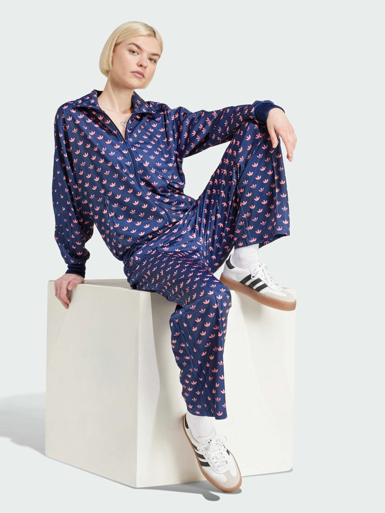 Брюки Adidas Graphics модель IY0326 Брюки Adidas Graphics модель IY0326 Фото