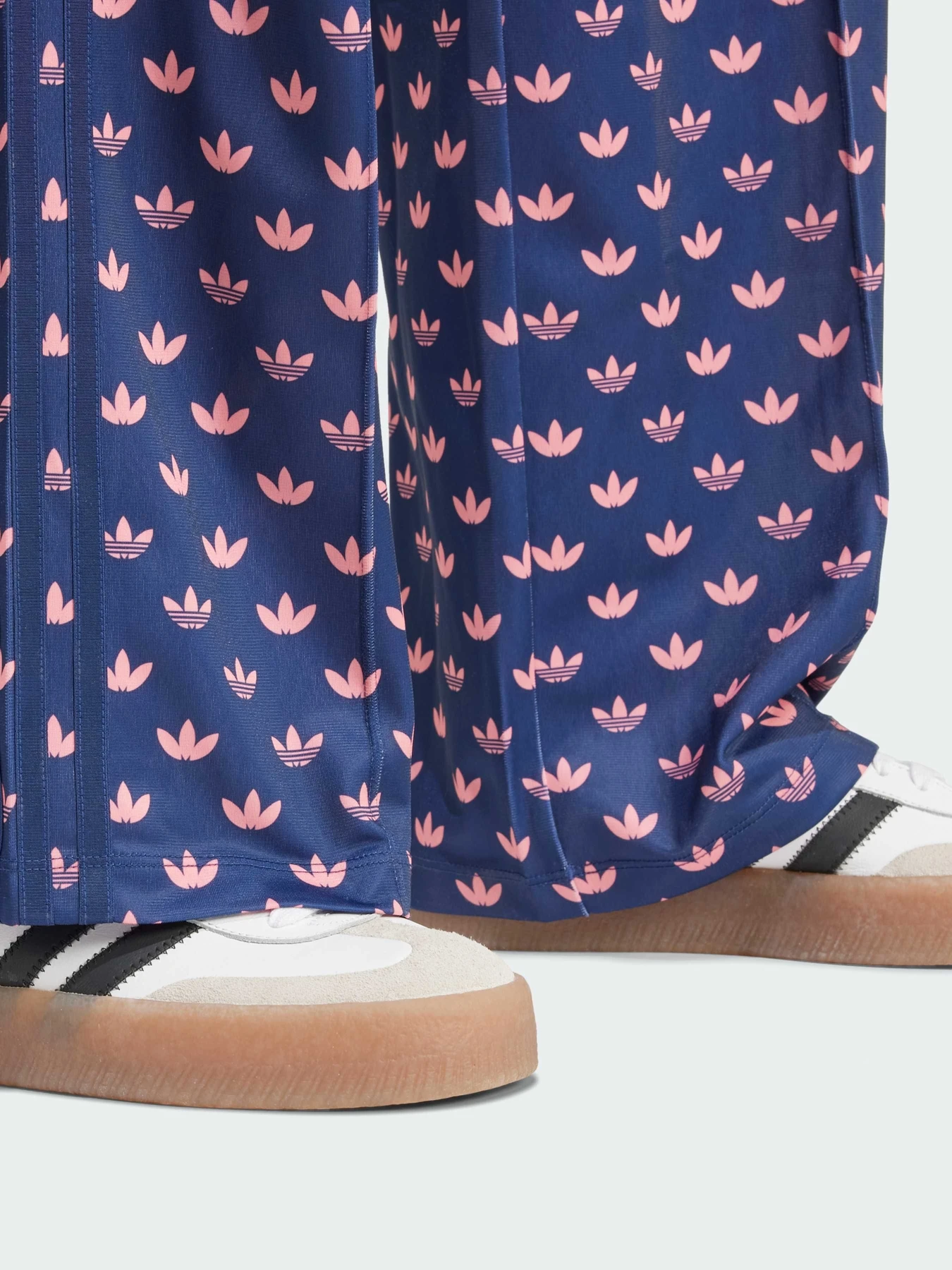 Брюки Adidas Graphics модель IY0326 Брюки Adidas Graphics модель IY0326 Фото