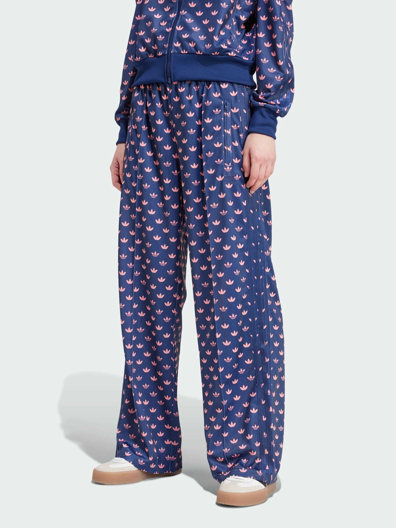 Брюки Adidas Graphics модель IY0326 Брюки Adidas Graphics модель IY0326 Фото