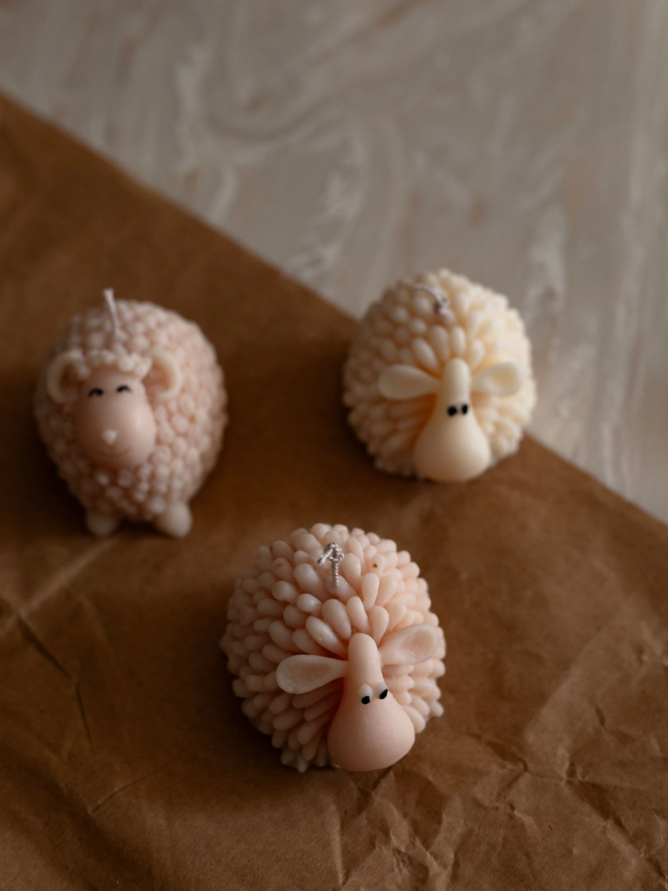 Ароматична свічка "Овечка Тільда", аромат - Almond Macaron (макарун), з оливкового воску Candle Design модель 140.3005 Фото