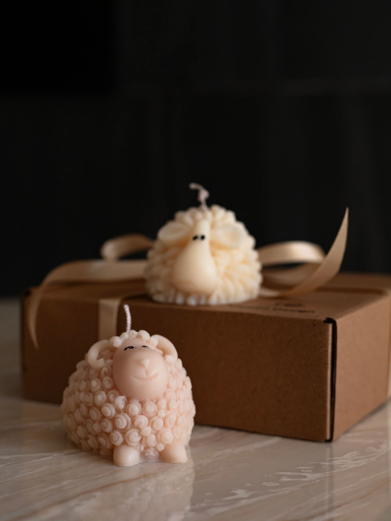 Ароматична свічка "Овечка Тільда", аромат - Almond Macaron (макарун), з оливкового воску Candle Design модель 140.3005 Фото