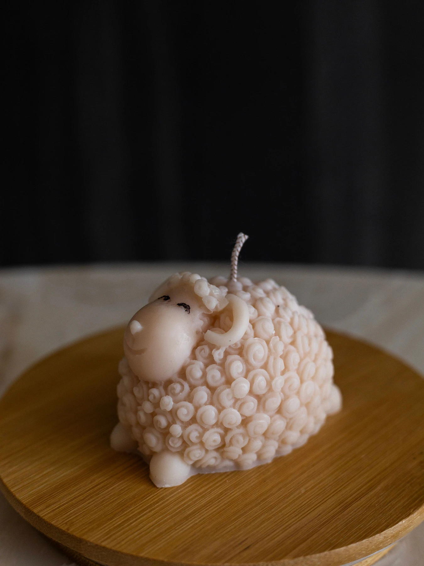 Ароматична свічка "Овечка Тільда", аромат - Almond Macaron (макарун), з оливкового воску Candle Design модель 140.3005 Фото
