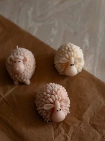 Ароматична свічка "Овечка Тільда", аромат - Almond Macaron (макарун), з оливкового воску Candle Design модель 140.3005 Фото