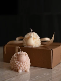 Ароматична свічка "Овечка Тільда", аромат - Almond Macaron (макарун), з оливкового воску Candle Design модель 140.3005 Фото