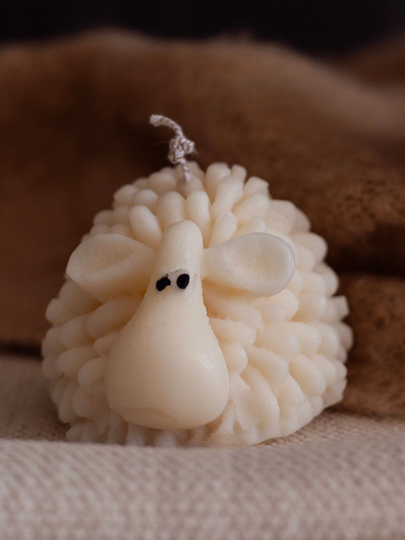 Ароматична свічка "Овечка Мая", аромат - Almond Macaron (макарун), з оливкового воску Candle Design модель 140.3006 Фото