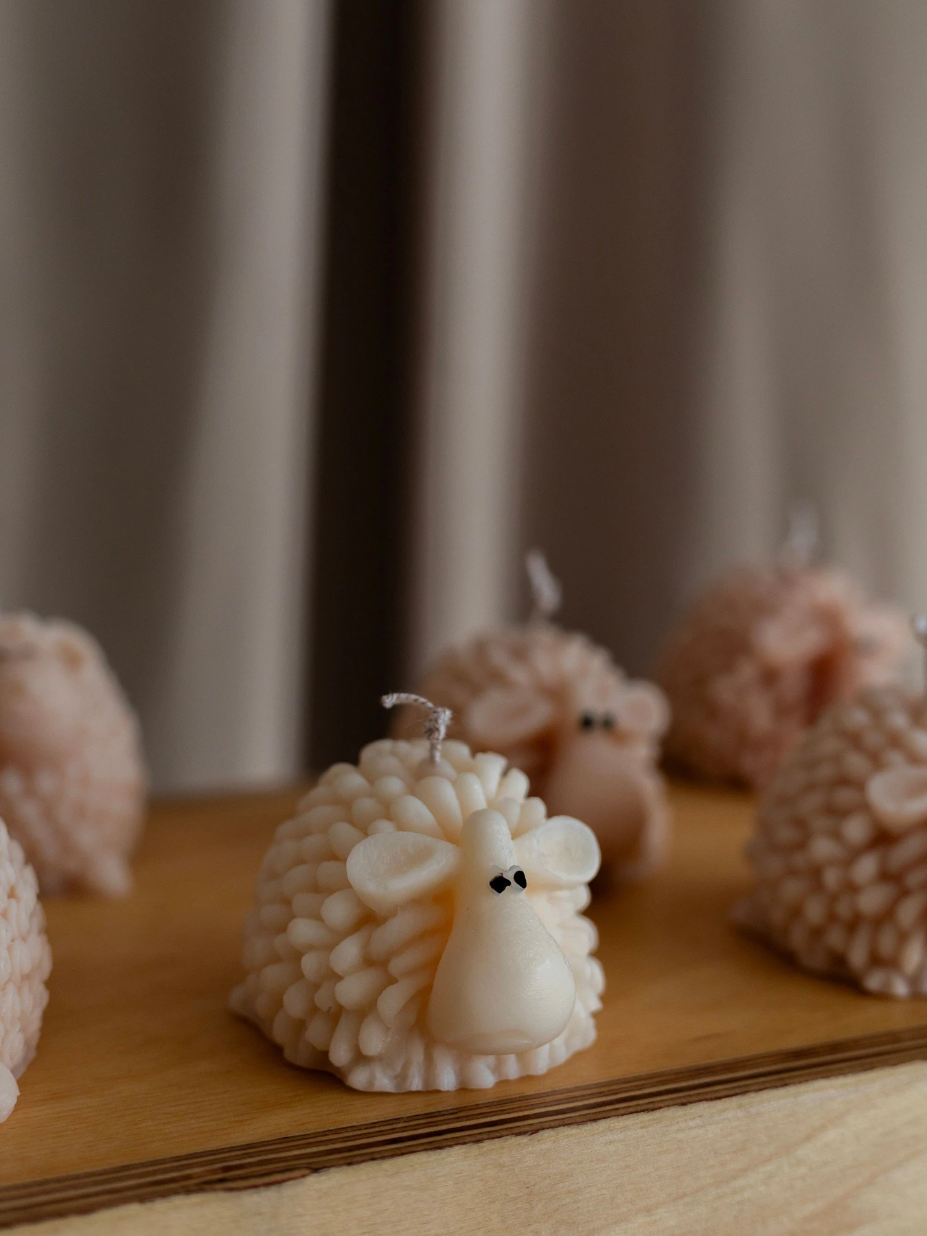 Ароматична свічка "Овечка Мая", аромат - Almond Macaron (макарун), з оливкового воску Candle Design модель 140.3006 Фото